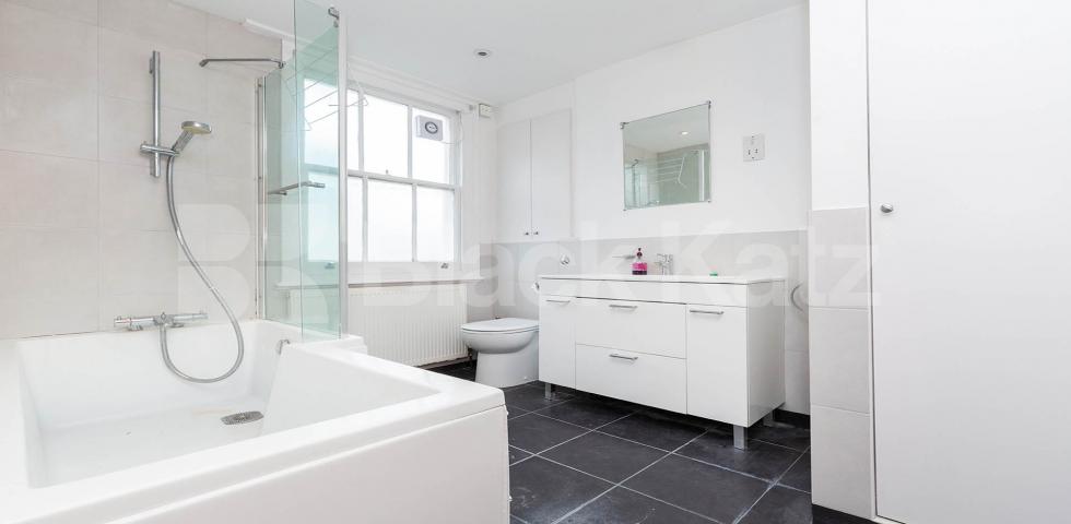 			4 Bedroom, 1 bath, 1 reception House			 Drummond Street, Euston